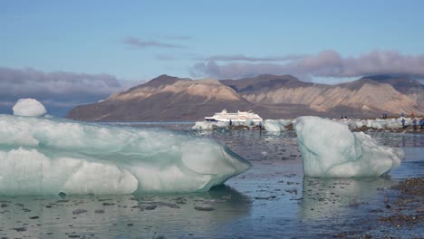 Verankertes-Kreuzfahrtschiff-Im-Fjord-Vor-Gletschereis-Und-Eisbergen,-Weite-Sicht