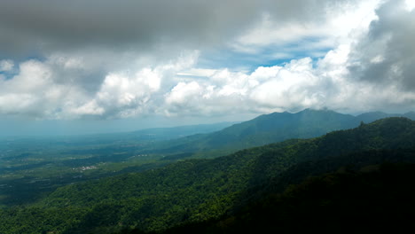 Timelapse-De-Nubes-Blancas-Abstractas-Moviéndose-Sobre-La-Selva-Y-Las-Montañas-De-Bali,-Indonesia