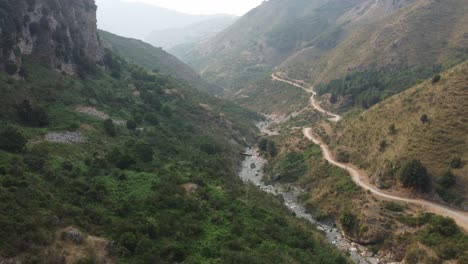 Toma-De-Un-Dron-Que-Muestra-Un-Camino-En-Medio-De-La-Naturaleza