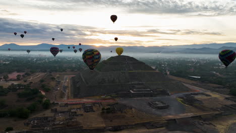 Tourismus-In-Teotihuacan,-Mexiko,-Ballons-Fliegen-Um-Die-Sonnenpyramide
