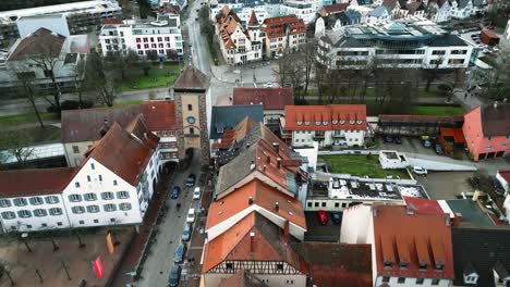 Drohnenflug-über-Die-Historische-Altstadt-Von-Villingen-Schwenningen,-Deutschland