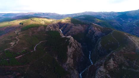 Drohnenaufnahmen-Eines-Berg-Canyon-Tals