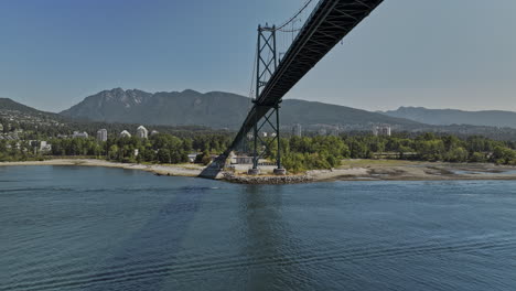 Vancouver,-BC,-Kanada-–-Luftaufnahme-Einer-V99-Drohne-über-Dem-Hafen-Unter-Der-Lions-Gate-Bridge-In-Richtung-North-Shore,-Mit-Aufnahmen-Der-Kläranlage-Und-Der-Bergsicht-–-Aufgenommen-Mit-Mavic-3-Pro-Cine-–-Juli-2023