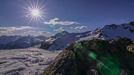 Puesta-De-Sol-Salida-Del-Sol-Sobre-Altas-Montañas-Cubiertas-De-Capa-De-Nieve-Naturaleza-De-Lapso-De-Tiempo