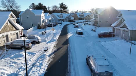 Maravillosa-Zona-De-Viviendas-Cubiertas-De-Nieve-En-El-Barrio-Americano-En-Invierno