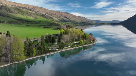 Lake-Wakatipu-Kingston-free-camping-site-on-waters-edge,-South-Island-New-Zealand