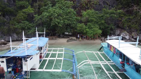 Barcos-Turísticos-De-Isla-En-Isla-Y-Turistas-Almorzando-En-Una-Playa-Escondida,-Plataforma-Rodante-Con-Drones