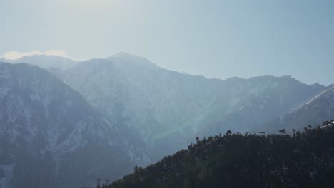 Luftaufnahme-Der-Schneebedeckten-Berge-Im-Neelum-Valley-Bei-Sonnenaufgang