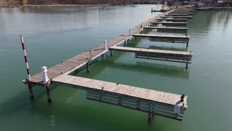 Aufsteigende-Drohnenaufnahme-Von-Leeren-Bootsanlegern-In-Der-Marina