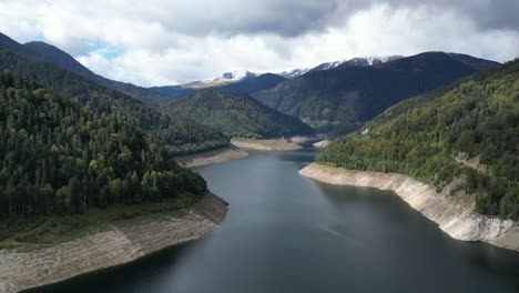 Lago-De-Montaña-Y-Paisaje-Natural-En-El-Parque-Nacional-De-Retezat,-Rumania---Antena-4k