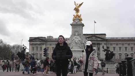 Los-Turistas-Visitan-El-Palacio-De-Buckingham-En-Una-Fría-Mañana-En-Londres,-Reino-Unido.