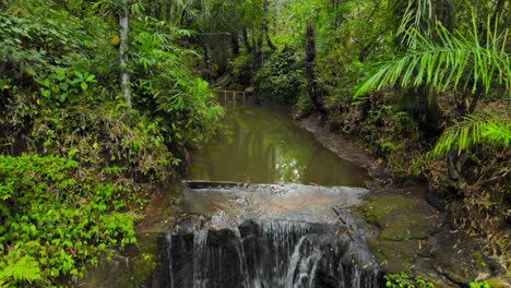 Vista-Aérea-De-La-Cascada-De-Suwat-En-Gianyar,-Bali,-Indonesia.