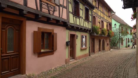 Eguisheim-Es-Un-Pueblo-Medieval-Muy-Bonito-Y-Encantador-Con-Un-Ambiente-único