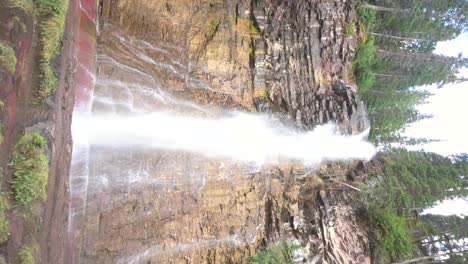 Virginia-Falls-En-El-Parque-Nacional-Glaciar,-Vertical