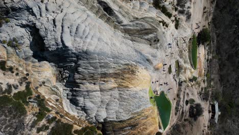 Vertikale-Drohnenaufnahme-Des-Wasserfalls-Hierve-El-Agua-In-Mexiko