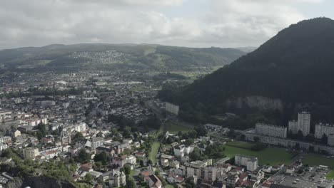 Ciudad-De-Lourdes,-Francia.-Vista-Panorámica-Aérea-De-Drones