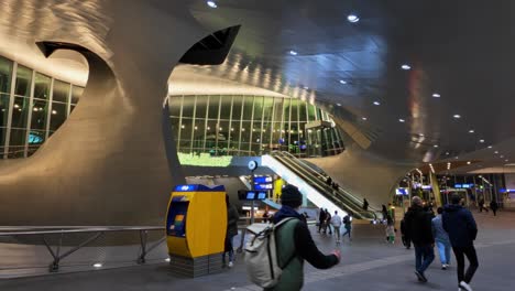 Personas-Que-Llegan-Y-Salen-Del-Vestíbulo-Principal-De-La-Estación-Central-De-Arnhem