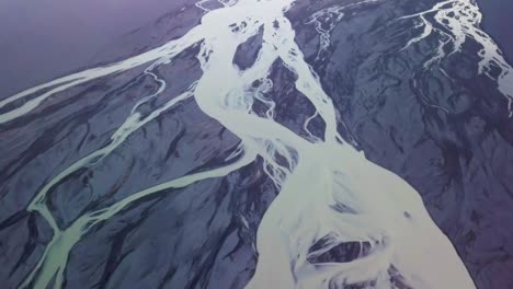 Río-Glacial-Trenzado-Que-Fluye-A-Través-De-Terreno-Volcánico-En-Islandia