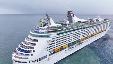 Rundflug-Um-Das-Kreuzfahrtschiff-Royal-Caribbean-Explorer-Of-The-Seas,-Das-Im-Offenen-Ozean-Navigiert