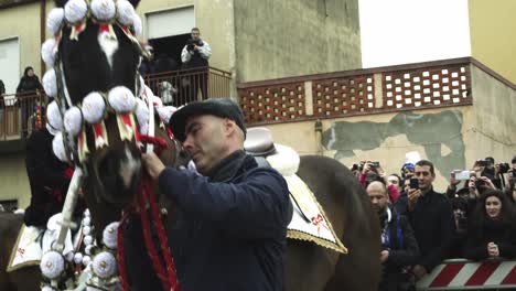 Geschmücktes-Pferd-Beim-Sartiglia-Fest-Und-Der-Parade,-Karneval-Von-Oristano,-Sardinien,-Italien