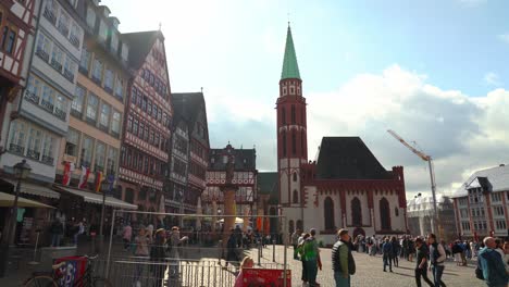 Römerberg,-La-Plaza-Pública-Más-Importante-De-Frankfurt,-Es-Un-Punto-Destacado-Del-Casco-Antiguo-De-La-Ciudad.