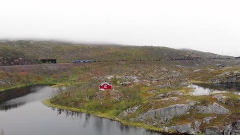 Aérea:-Tren-De-Mineral-En-Søsterbekk-Stasjon,-Cerca-De-La-Frontera-Entre-Suecia-Y-Noruega,-En-El-Norte-De-Laponia