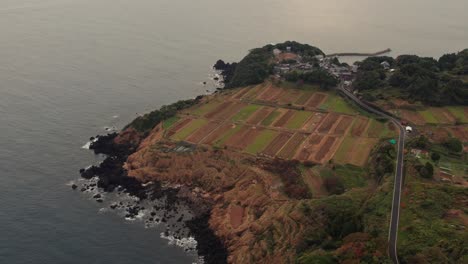 Campos-De-Arroz-Frente-Al-Mar-Península-Vista-Aérea-De-Drones-Del-Paisaje-Rocoso-De-Kyotango-Al-Atardecer-Destino-De-Viaje-De-Japón,-Vista-Superior-Estableciendo-Toma