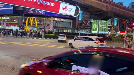 Autos-Verkehr-In-Der-Nacht-Kuala-Lumpur-Bukit-Bintang-Hauptkreuzung-Malaysia