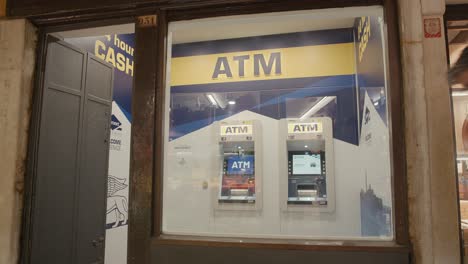 Urban-ATM-Booth-in-Venice