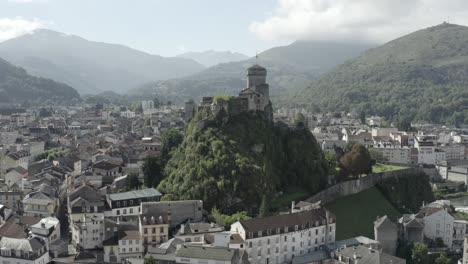 Chateau-Fort-De-Lourdes-Burg-Thront-Auf-Einem-Felsen,-Hautes-Pyrenäen-In-Frankreich