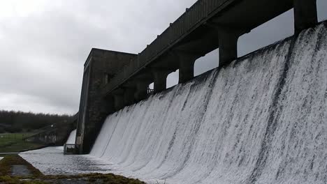 Llyn-Cefni-reservoir-concrete-generator-gate-overflowing-from-Llangefni-lagoon-in-Anglesey,-North-Wales,-Close-up
