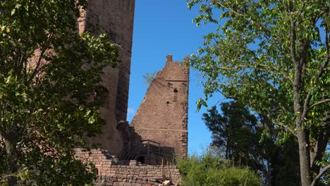 Día-Ventoso-En-Ruinas-De-Los-Tres-Castillos-De-Eguisheim.