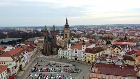 Kathedrale-Des-Heiligen-Geistes-Und-Bila-Vez-Turm-Auf-Dem-Hauptplatz-Von-Hradec-Králové-In-Der-Tschechischen-Republik