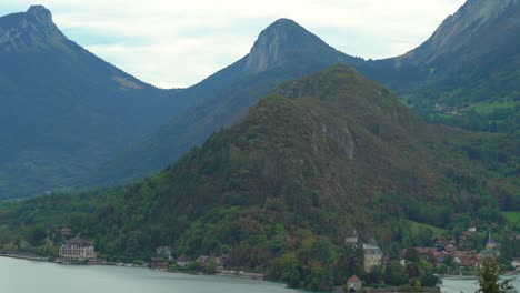 Der-Lac-D’Annecy-Ist-Vielleicht-Weniger-Berühmt-Als-Einige-Der-Größeren-Und-Bekannteren-Seen-Europas,-Wie-Der-Gardasee-Und-Der-Bleder-See,-Aber-Seine-Atemberaubende-Alpenlandschaft