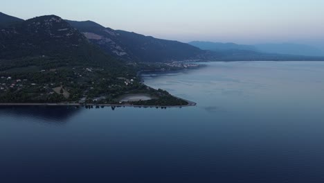 Wunderschöne-Küstenstraße-Verläuft-Entlang-Bewaldeter,-Bergiger-Insel-Und-Meer