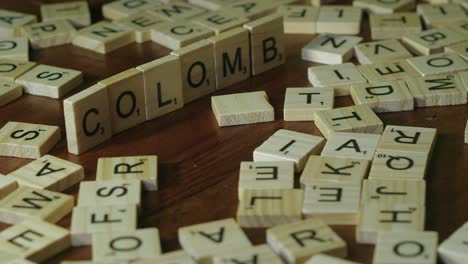 La-Palabra-Colombia-Se-Hace-Usando-Fichas-De-Letras-De-Scrabble-De-Madera-En-La-Mesa