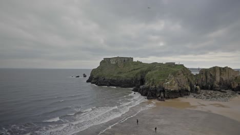 La-Cámara-Panorámica-De-La-Isla-De-Santa-Catalina-En-Tenby,-Pembrokeshire.