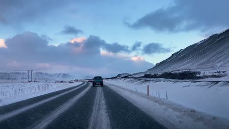 Windschutzscheiben-POV-Beim-Fahren-Auf-Der-Langen,-Gefrorenen-Sanowy-Straße-Bjóðvegur-In-Island