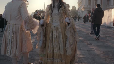 Karnevalsduo-In-Der-Sonnenuntergangssilhouette,-Venedig