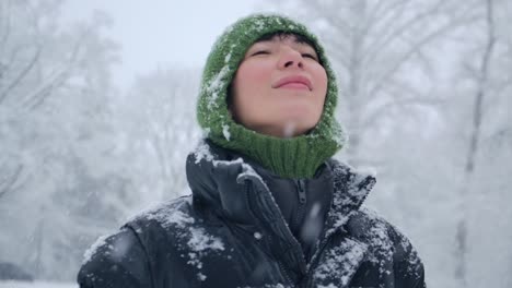 Bezaubernde-Winterszene-Einer-Frau,-Die-Den-Schmelzenden-Schnee-Genießt,-Der-Von-Den-Bäumen-Fällt,-Zeitlupenaufnahmen