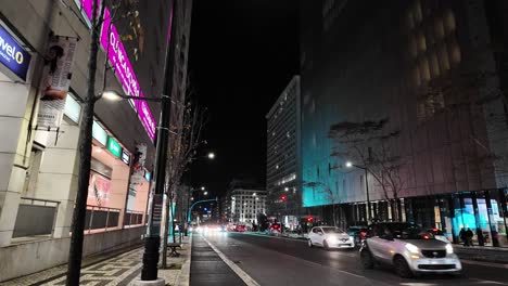 City-Lights:-Bustling-Lisbon-Avenue-at-Night-with-Cars-|-Luzes-da-Cidade:-Avenida-Movimentada-de-Lisboa-à-Noite-com-Carros