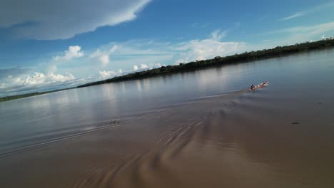 Vista-Por-Drones-De-Un-Barco-Navegando-Por-Un-Ancho-Río-En-El-Amazonas