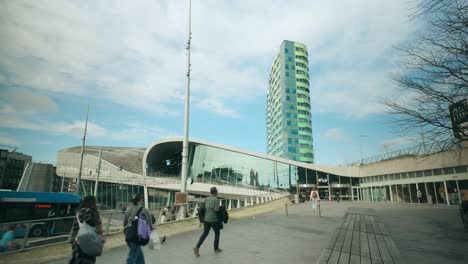 Personas-Que-Llegan-Al-Autobús-Del-Tren-Central-De-Arnhem-Y-A-La-Estación-De-Tren-En-Cámara-Lenta-Durante-El-Día