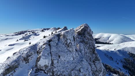 Schneebedeckter-Coltii-Strungii-Gipfel-Unter-Einem-Klaren-Blauen-Himmel,-Bucegi-Gebirge,-Luftaufnahme