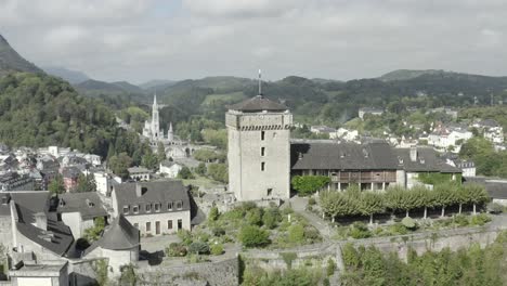 Chateau-Fort-De-Lourdes,-Schloss-Auf-Einem-Felsen-Mit-Dem-Heiligtum-Von-Notre-Dame-Im-Hintergrund,-Hautes-Pyrenäen-In-Frankreich