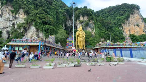 Betreten-Der-Batu-Höhlen,-Hindutempel,-POV,-Hohe-Goldene-Murugan-Statue,-Kuala-Lumpur
