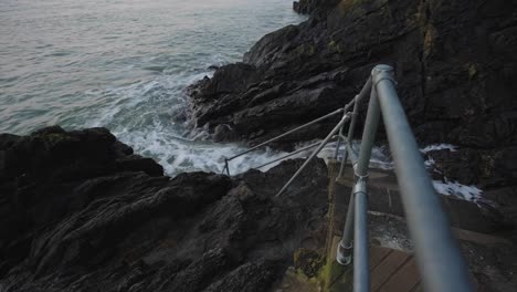 Agua-De-Mar-Chocando-Contra-Rocas-Y-Escaleras