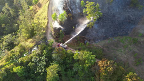 Feuerwehrmann-Löscht-Waldbrand-Auf-Einem-Berg-In-Tropischer-Landschaft---Gefährliche-Dämpfe-Und-Rauch-Steigen-In-Den-Himmel