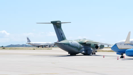 Toma-De-Seguimiento-Del-Avión-Embraer-Millennium-Rodando-En-El-Aeropuerto-De-Atenas-En-Un-Día-Soleado