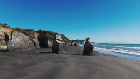 Three-Sisters-and-Elephant-Rock-at-beach-of-Taranaki,-New-Zealand